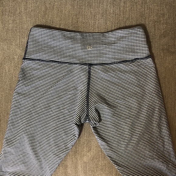 Lululemon inkwell gingham capri leggings 4 - Picture 4 of 6